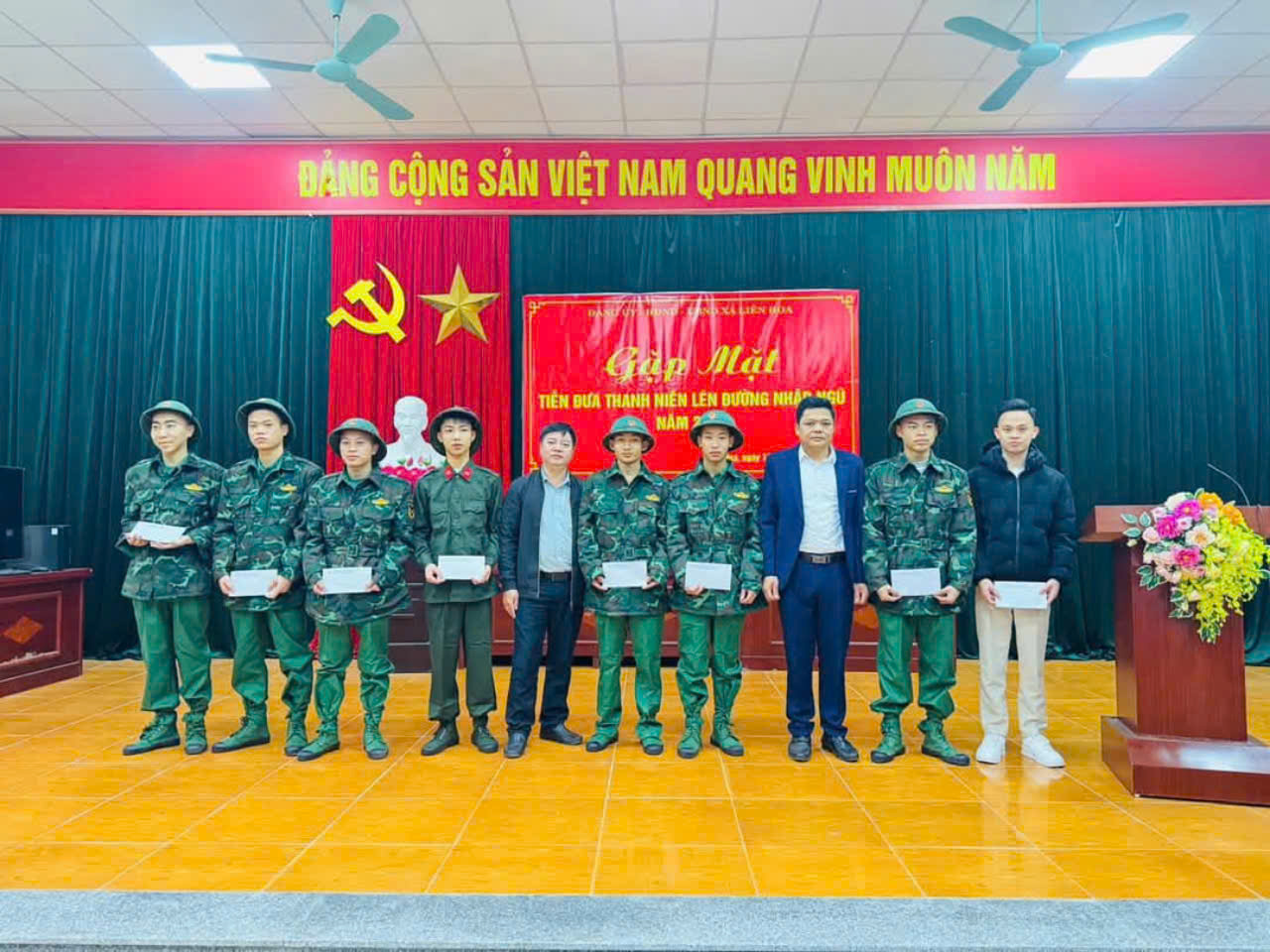 Sáng ngày 12/02/2025, Đảng ủy, HĐND, UBND, MTTQ cùng các ban ngành, đoàn thể xã Liên Hoa đã tổ chức gặp mặt tiễn đưa các thanh niên lên đường nhập ngũ năm 2025.