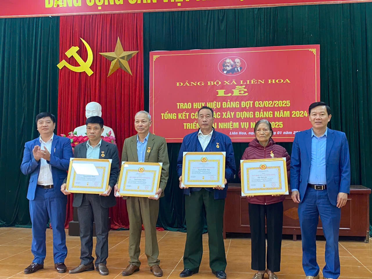 Chiều ngày 15/01/2025, Ban Chấp hành Đảng bộ xã Liên Hoa tổ chức Lễ trao Huy hiệu Đảng đợt 03/02/2025 và tổ chức hội nghị tổng kết công tác xây dựng Đảng năm 2024, triển khai nhiệm vụ năm 2025